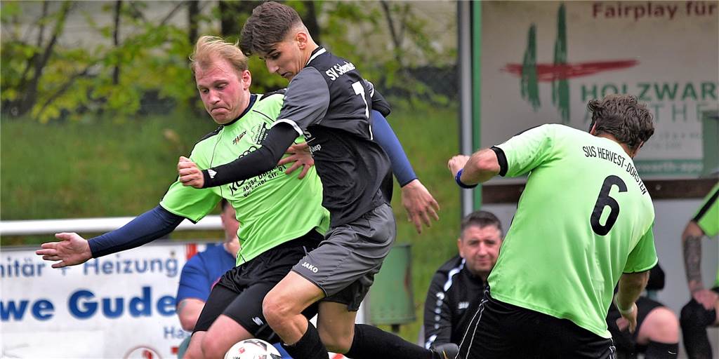 Zurück in die Kreisliga A - SuS Hervests neuer Trainer hat ein klares Ziel Seyfettin Yesilmen (M.) vom SV Schermbeck III im Spiel gegen SuS Herevst-Dorsten