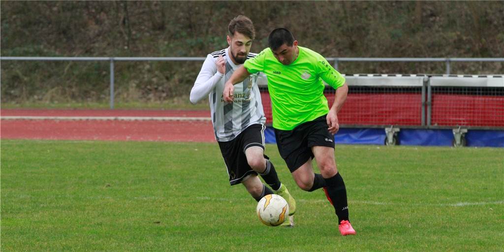 Seyfullah Önelge vom SV Stockum: Vom Hobbykicker zum Torjäger Seyfullah Önelge (r.) im Laufduell mit seinem Gegenspieler. Der Stockumer ist bekannt für seine enorme Geschwindigkeit.