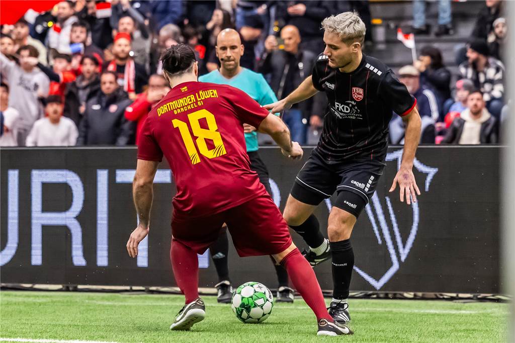 Tickets für erstes BVB-Testspiel erhältlich: Traumspiel gegen Amateurfußball-Auswahl Sezer Toy (r.) führt die DEW21-Auswahl aufgrund seiner herausragenden Leistung bei der Dortmunder Hallenstadtmeisterschaft an.