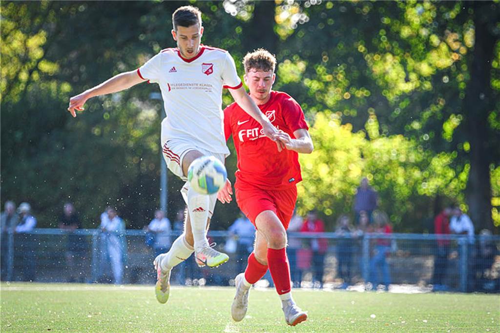 Zwei Fußballer im Zweikampf um den Ball.