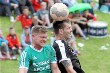 SG-Castrop-Defensivmann Marco Taschke (rechts) im Kopfballduell mit einem Akteur der SG Herne 70. 