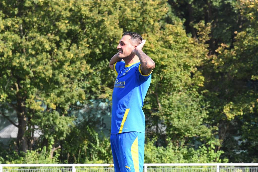 Kirchhörder SC jubelt in völlig wildem Spiel ganz spät SG Gahmens Murat Büyükdere jubelt.