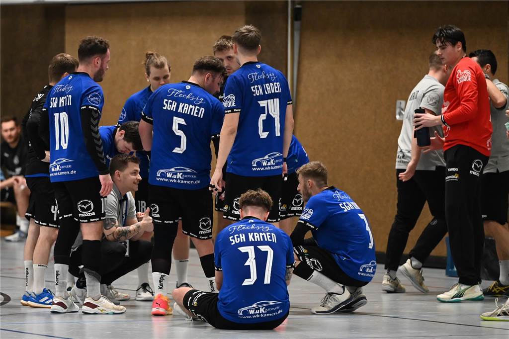 HC Heeren verliert wichtiges Kreisduell Die Spieler der SG Handball Kamen sprechen mit ihrem Coach.