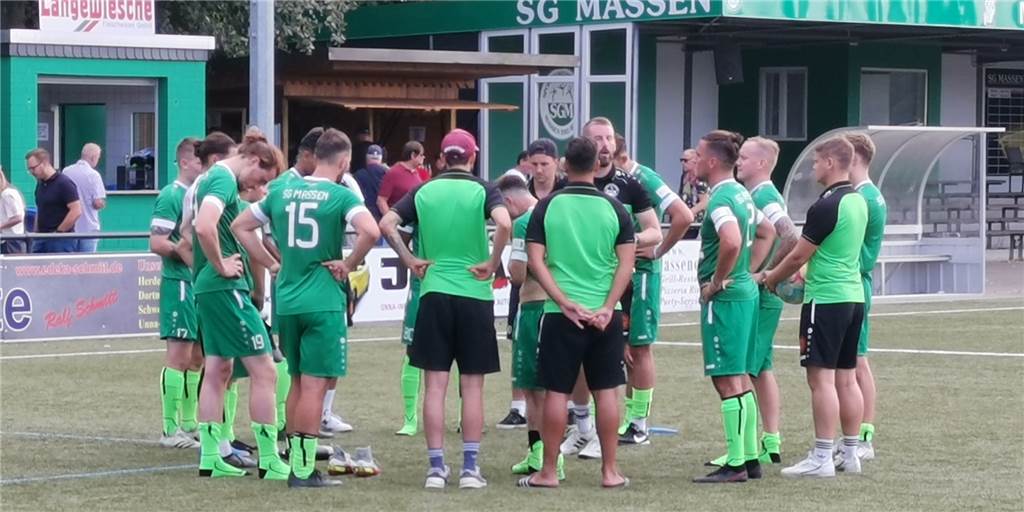 Nächste Pleite: SG Massen verabschiedet sich erstmal von eigenen Zielen SG Massens Spieler stehen nach der neuerlichen Niederlage im Kreis zusammen.
