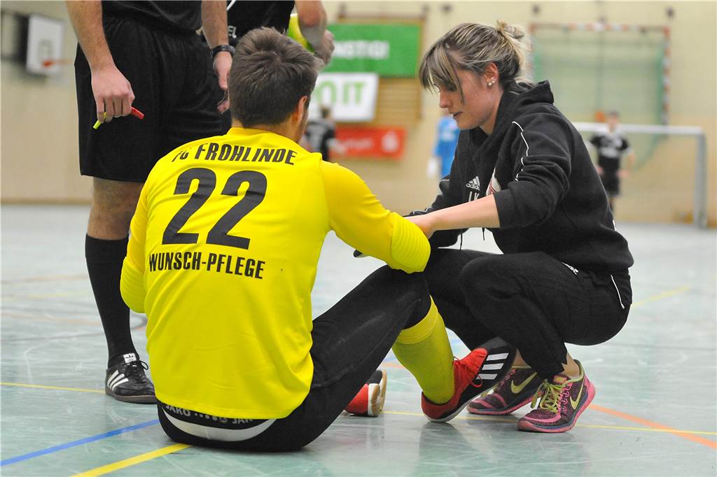 Mit heilenden Händen: Welche Rolle Physiotherapeuten im Amateurfußball spielen SG-Physiotherapeutin Lisa Kühne behandelte beim Hallenstadtmeisterschafts-Endspiel gegen den FC Frohlinde auch dessen Keeper Felix Goliasch.
