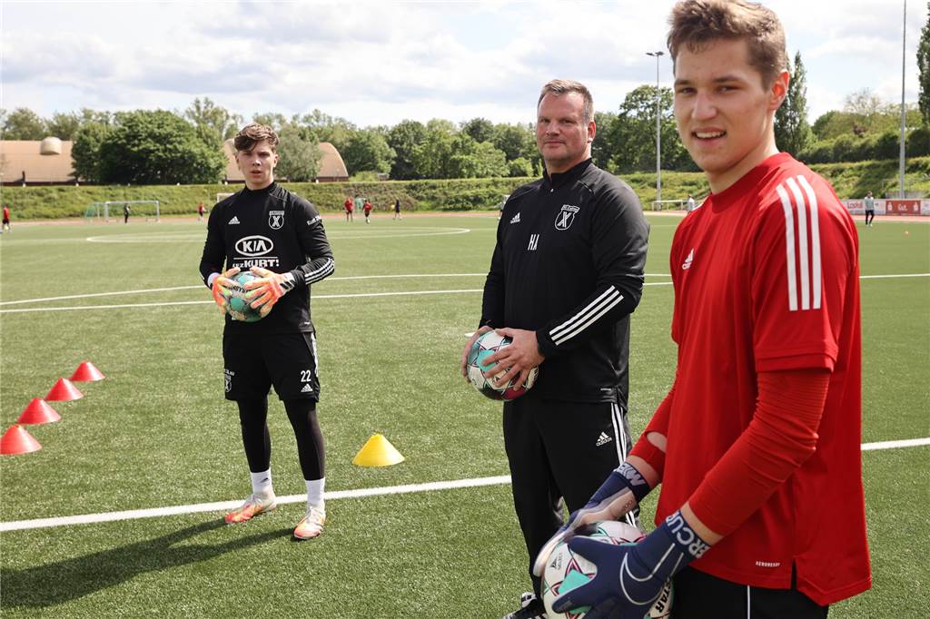 SG-Torwart-Coach Hannes Albert (Mitte) übte mit Marius Menne (l.) und Fabian Leinhäuser (r.).