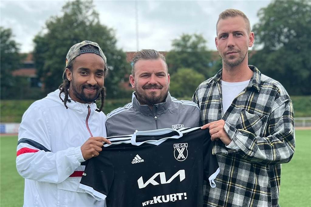 SG Castrop: Führungsspieler aus Essen sind im Anflug SG-Trainer Damian Liedtke (M) präsentiert seine Neuzugänge aus Essen: Jeff Haruna (l) und Kim Dedek (r).