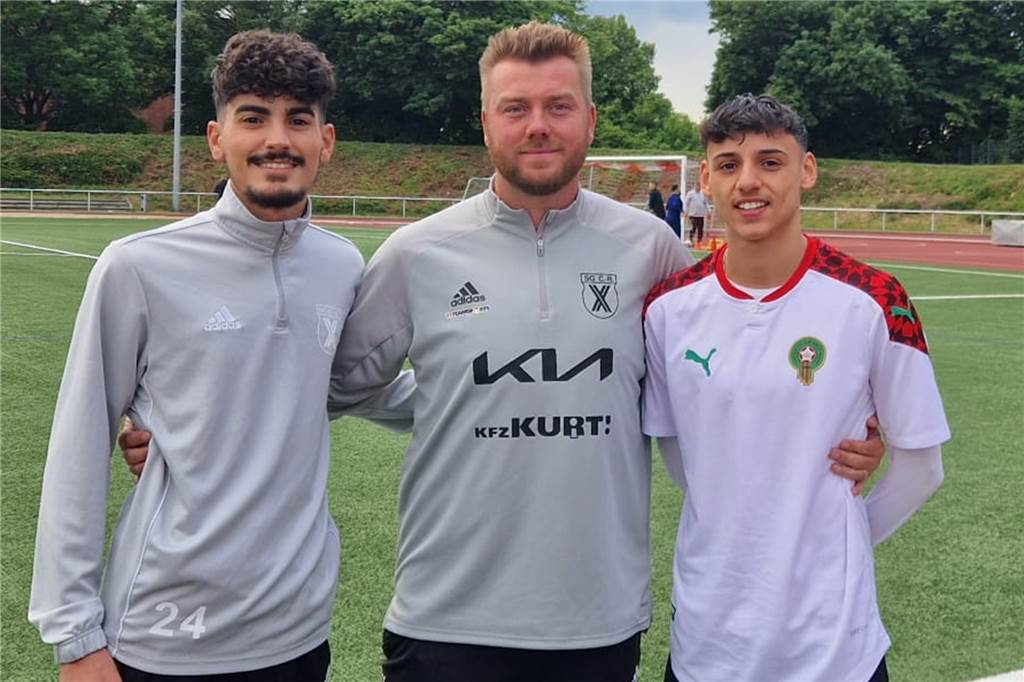Vor Abstiegsfinale der SG Castrop: Duo macht Wechsel nach Dortmund rückgängig SG-Trainer Tino Westphal (M) kann auch in der Saison 2022/23 auf Zouhir Akrifou (l) und Yassin Bouchantiya (r) bauen.