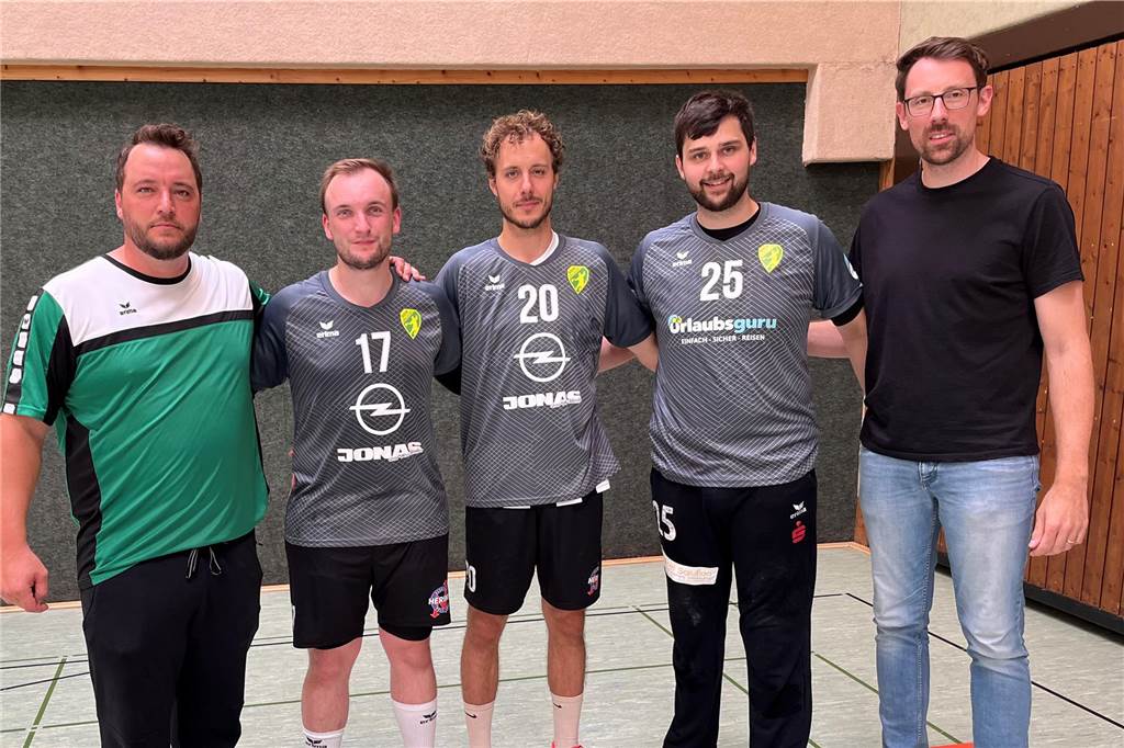 SGH Unna Massen stellt sich stärker auf: Regionalliga-Keeper und Rechtsaußen vom ASV Hamm SGH-Trainer Sebastian Swoboda (v.l.) begrüßte jetzt die drei Neuzugänge Mike Bottner, Phil Schrage und Birk Muhr mit dem Sportlichen Leiter Sebastian Stennei in der EBG-Halle.