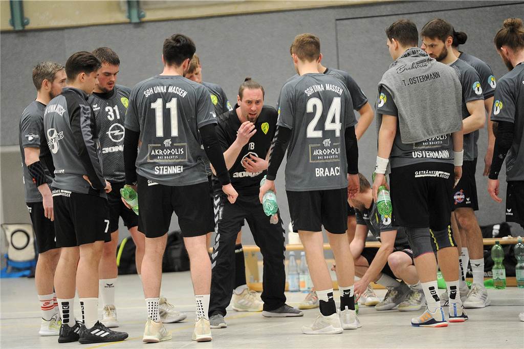Die Hoffnung lebt bei der SGH Unna Massen: Kapitän liefert Top-Comeback SGH Unna Massens Trainer Tobias Brüggemann (M., im Kreis) hält eine Ansprache vor seiner Mannschaftt.