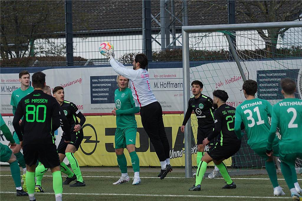 103-Minuten-Drama in Massen: Wethmar sendet Signal im Abstiegskampf SGM-Keeper Dominic Sousa da Costa (Mitte) klärt den Eckball der Wethmarer per Faustabwehr. Im zweiten Durchgang kassierte er drei Gegentreffer in acht Minuten.