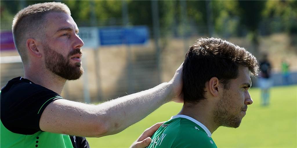 „Echt scheiße gelaufen“ – Klare Worte bei der SG Massen nach Punktlos-Fehlstart in die Bezirksliga SGM-Spielertrainer Marco Köhler (l.), hier mit Jose Miguel Rodriguez Toquero, erlebte zwei Niederlagen zum Saisonauftakt.