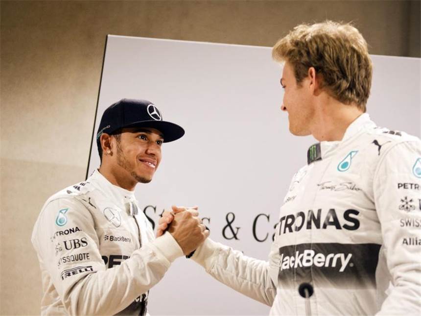 Fans feiern bei «Stars & Cars» die Mercedes-Weltmeister Shake-Hands der Rivalen: Formel-1-Weltmeister Lewis Hamilton (l) begrüßt seinen Teamkollegen Nico Rosberg. Foto: Daniel Naupold