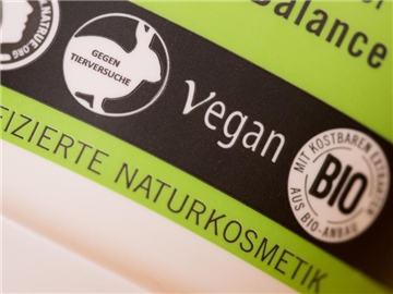 Shampoos, Cremes, Reinigungslotionen und Schminkartikel gibt es immer häufiger ohne tierische Inhaltsstoffe. Foto: Daniel Karmann/dpa