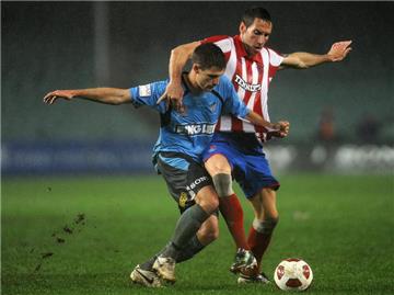Shannon Cole vom FC Sydney (l) wurde für eine Schwalbe vom eigenen Club bestraft. Foto: Paul Miller