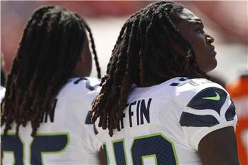 Shaquem Griffin (r) und sein Bruder Shaquill Griffin von den Seattle Seahawks stehen während der Nationalhymne nebeneinander. Foto: David Zalubowski/AP