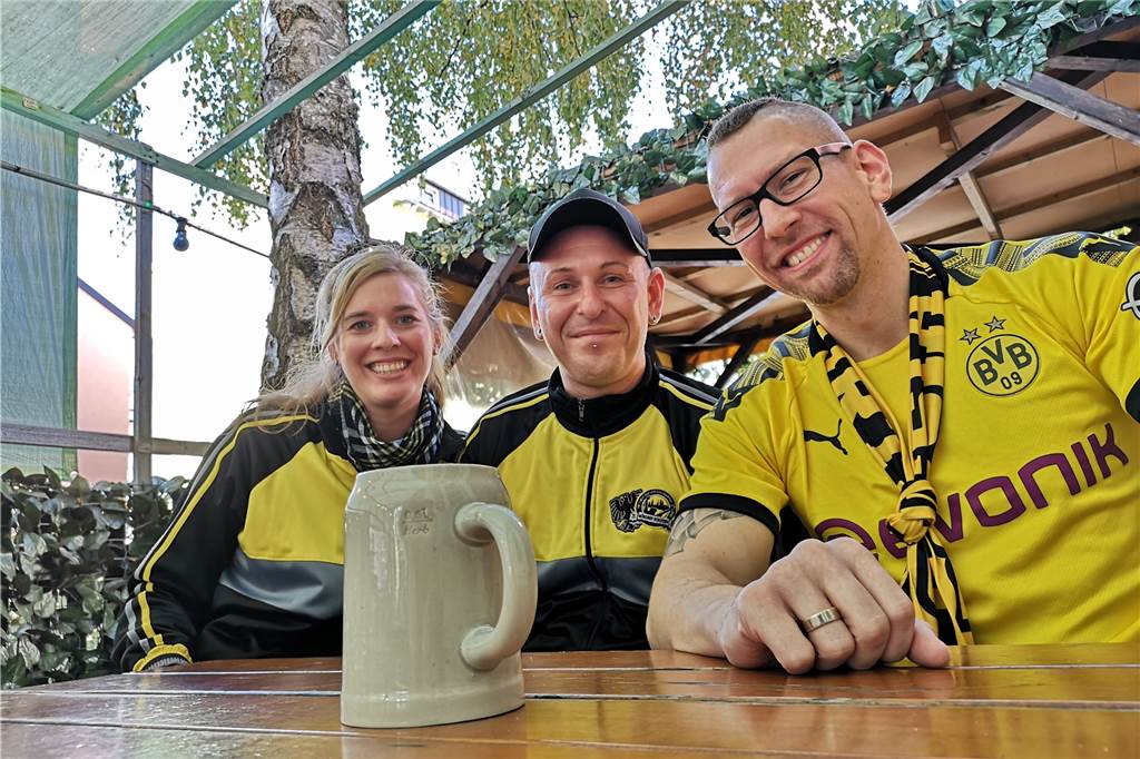 Zu Besuch bei den Münchner Borussen: So fühlt es sich an, als BVB-Fan in München zu leben Sharon Karow, Karsten Mundo und Stefan Budde vor dem Derby.