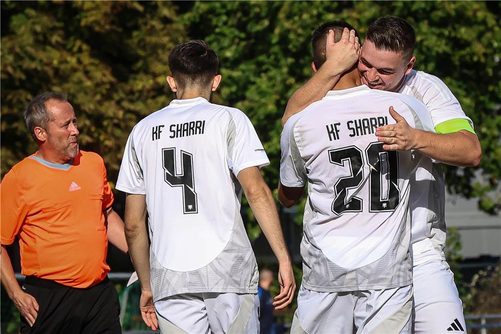 Hitziges Kreisliga-A-Spiel in Dortmund: Strittiger Elfmeter, Dreierpack, Feldspieler im Tor Sharri-Kapitän Arlind Berisha herzt seinen Mannschaftskollegen nach Abpfiff.