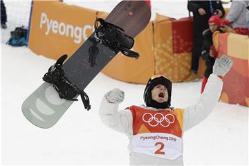 Shaun White jubelt über seinen dritten Olympiasieg. Foto: Gregory Bull/AP