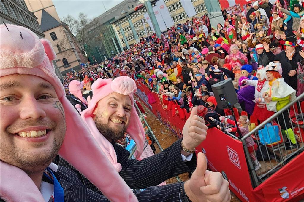 Närrischer Schiedsrichter beim Kölner Rosenmontagsumzug: „Ausgezeichnete“ Minister-Satire Shawn Glaeser (l.) vor der Tribüne der Deutschen Bahn.