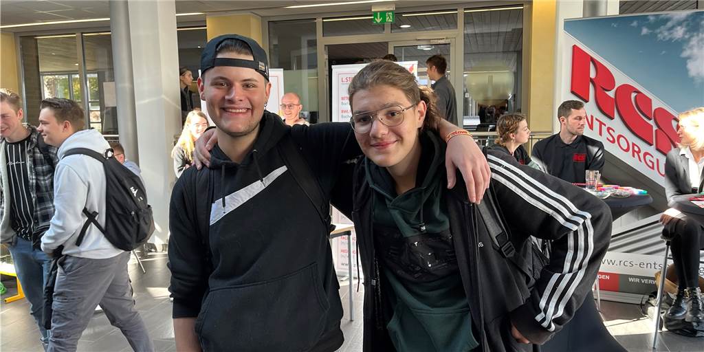 Shawn Lockwood (li.) und Alexander Stoll (re.) stehen Arm in Arm.