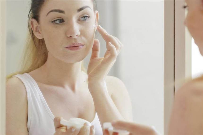 Was bewirkt Sheabutter in Cremes und Shampoos? Sheabutter findet sich in vielen Haut- und Lippencremes als Inhaltsstoff wieder. Foto: Monique Wüstenhagen