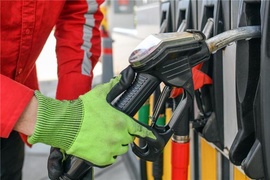Tankwart-Jobs im Wandel Shell qualifiziert die Mitarbeiter zur Tankwart-Servicekraft in einer eigenen Akademie. Foto: Patrick Pleul