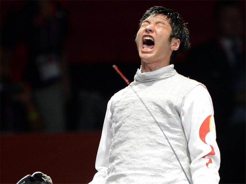 Chinese Sheng Lei Olympiasieger im Florett Sheng Lei jubelt über seinen Olympiasieg. Er ist der erste Chinese der mit dem Florett Gold holte. Foto: Claudio Onorati