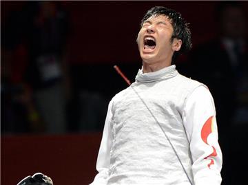 Sheng Lei jubelt über seinen Olympiasieg. Er ist der erste Chinese der mit dem Florett Gold holte. Foto: Claudio Onorati