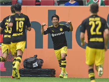Shinji Kagawa (M) jubelt über sein Tor zum 2:1 für Dortmund. Andreas Gebert Foto: Andreas Gebert