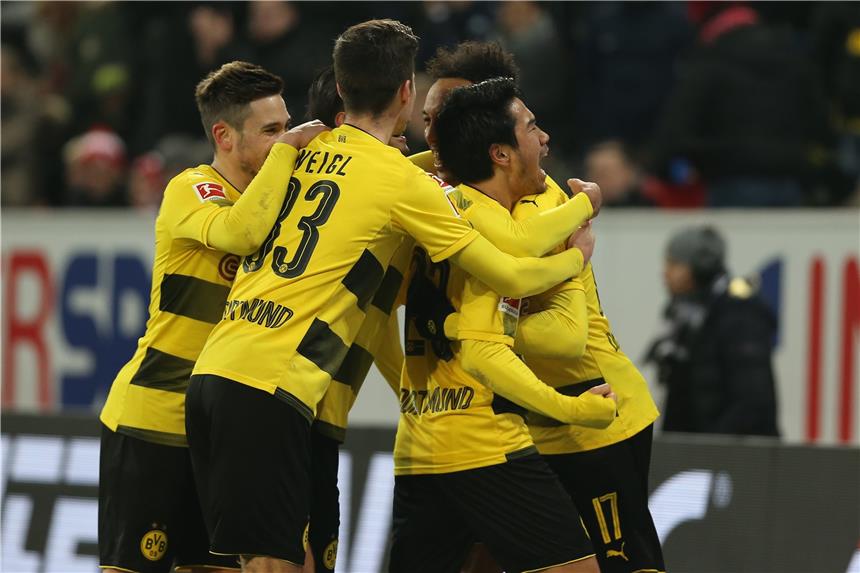 Shinji Kagawa (r.) schreit seinen Jubel heraus.