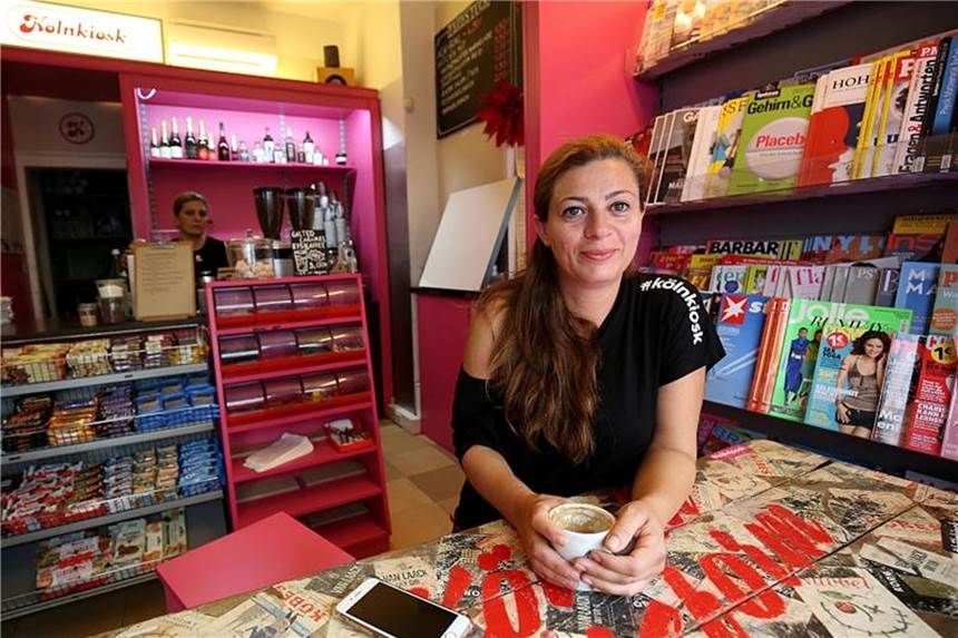 Kioske sind vielfältig - und bedroht Shirin Shaghaghi in ihrem Kölner Kiosk. Nordrhein-Westfalen gilt als Kioskhochburg. Foto: Oliver Berg