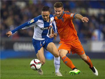 Shkodran Mustafi (r) wurde nach einer Notbremse an Sergio Garcia vom Platz gestellt. Foto: Alejandro Garcia