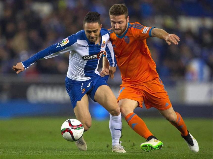 Nach Rot: Mustafi scheidet mit Valencia im Pokal aus Shkodran Mustafi (r) wurde nach einer Notbremse an Sergio Garcia vom Platz gestellt. Foto: Alejandro Garcia
