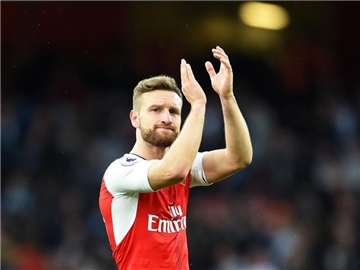 Shkodran Mustafi trifft mit dem FC Arsenal im Topspiel auf Chelsea. Foto: Facundo Arrizabalaga