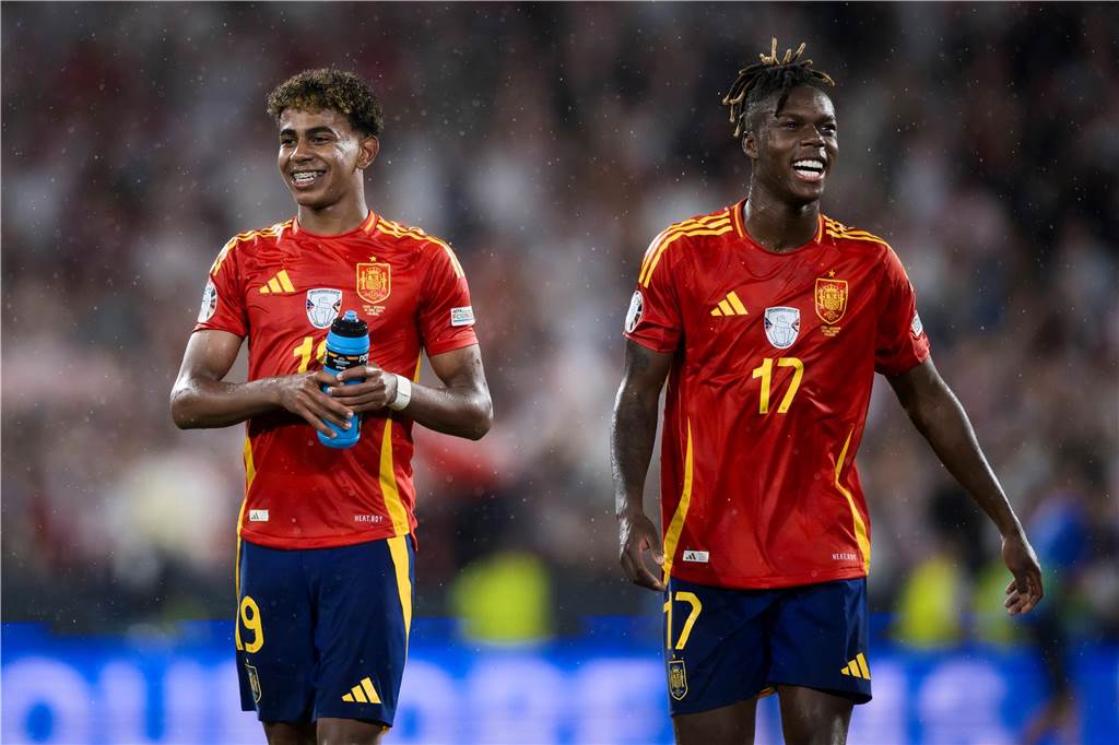 BVB-Trainer Rios über das EM-Duell Spanien gegen Deutschland: „Sie sind einen Tick stärker“ Lamine Yamal und Nico Williams lachen.