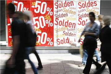 Shopping in Brüssel: Die Inflation in der Eurozone hat mit 2,1 Prozent das von der EZB angestrebte Ziel übertroffen. Foto: Siska Gremmelprez/BELGA/EPA FILE
