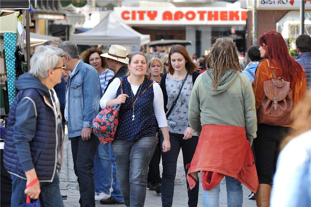 Frühlingsmarkt und verkaufsoffener Sonntag in der Altstadt Fußgänger flanieren entlang der Fußgängerzone in der Altstadt von Castrop-Rauxel.