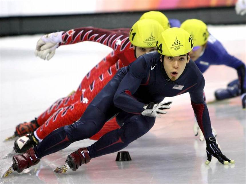 Stichwort: Shorttrack Shorttrack-Läufer legen sich in die Kurve.