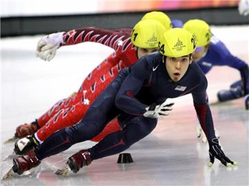 Shorttrack-Läufer legen sich in die Kurve.