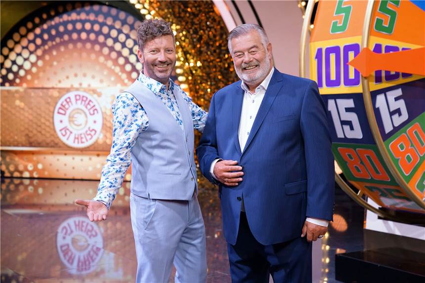 Wijnvoord zurück im Wohnzimmer: „Der Preis ist heiß“ ist wieder da Showmaster Harry Wijnvoord (r) und Thorsten Schorn stehen auf der Bühne der Show «Der Preis ist heiß». Die Show läuft ab 04.05.2022 wieder bei RTL.