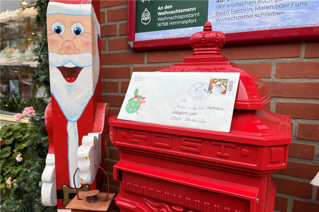 Post an das Christkind: Sibylle Hörnicke sendet Kinderbriefe von Nordkirchen aus weiter Auf einem Weihnachtsbriefkasten liegt ein Brief