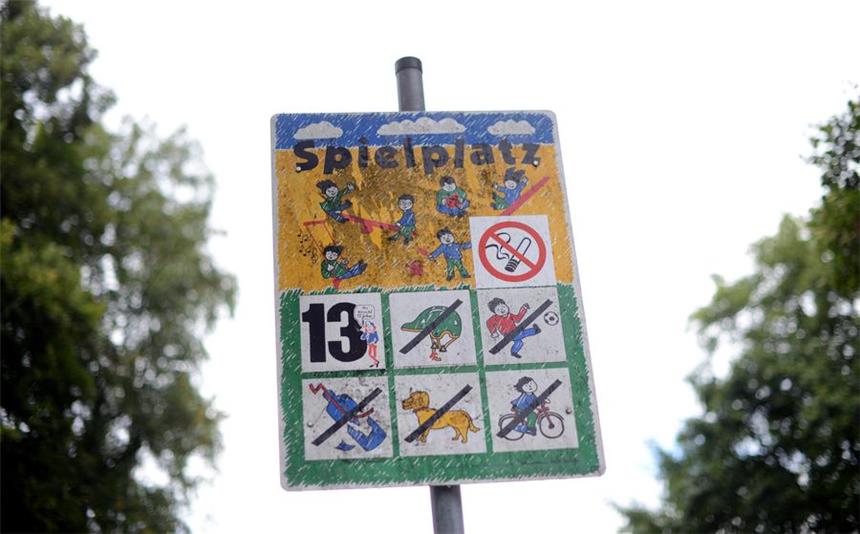 TÜV: Zehn Tipps für ein sicheres Spiel Sich an die Spielplatz-Regeln zu halten - das gehört auch zu den zehn Tipps für sicheres Spiel, die der TÜV zusammengestellt hat.