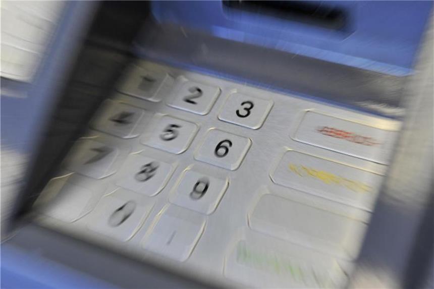 PIN über Tastatur des Geldautomaten merken Sich die PIN einzuprägen, fällt vielen schwer. Bankkunden kann es helfen, sich eine unsichtbare Linie auf der Tastatur vorzustellen. Foto: Marius Becker