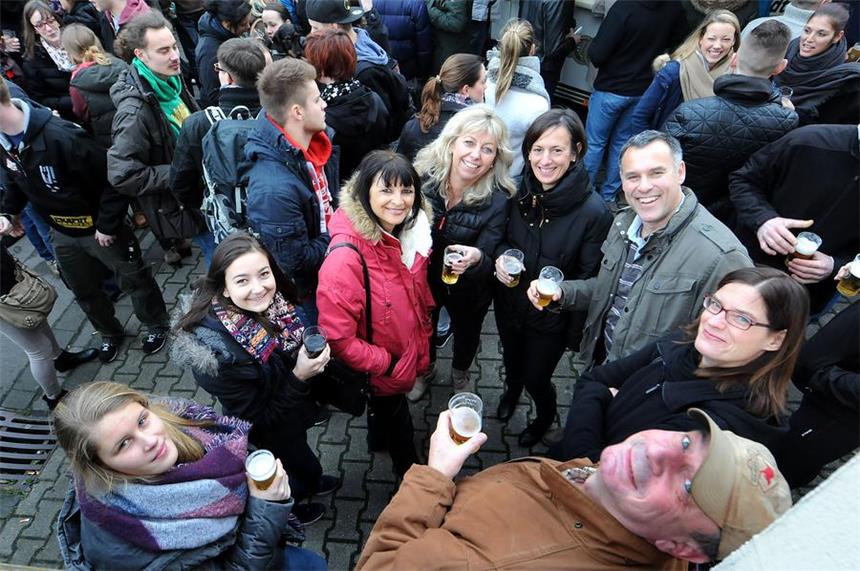 Heimkehrer trafen sich an Heiligabend in Kneipen Sich in der Kneipe auf den Heiligen Abend einstimmen oder einfach nur ein paar Freunde vor den Festtagen treffen. Das alles war am 24. Dezember vor dem Reich des Wassers sowie in der Gaststätte Waage möglich. Dort gab es nicht nur kühle Getränke sondern teilweise auch Geschenke.