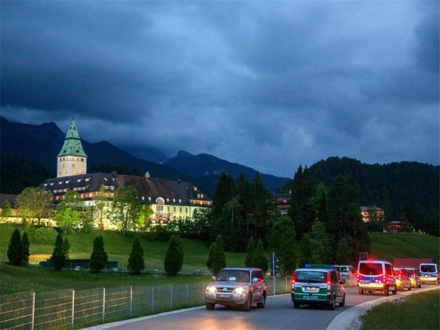 G7-Staaten wollen aus der Kohle aussteigen Sicher abgeschottet liegt das Gipfel-Hotel Schloss Elmau. Foto: Michael Kappeler