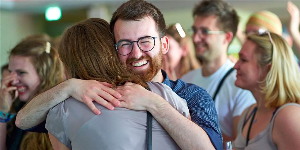 Landtagswahl in Dortmund: Alle Emotionen und Ergebnisse im Überblick Landtagskandidatin Katrin Lögering freut sich über das Rekord-Ergebnis für die Grünen - und könnte es deswegen sogar nach Düsseldorf schaffen. Ihr Mit-Kandidat Michael Röls (Mitte) ist bereits sicher im Landtag.