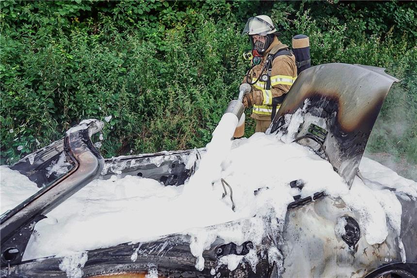 Sportwagen auf der A45 ausgebrannt Sicher ist sicher: nachdem der Brand von der Martener Feuerwehr gelöscht wurde, bedeckte die Feuerwehr das Auto noch mit einem Schaumteppich.