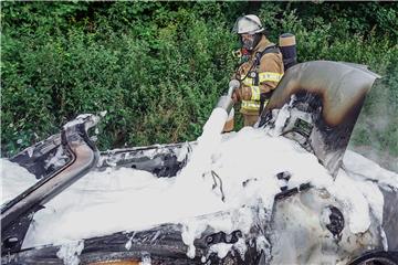 Sicher ist sicher: nachdem der Brand von der Martener Feuerwehr gelöscht wurde, bedeckte die Feuerwehr das Auto noch mit einem Schaumteppich.