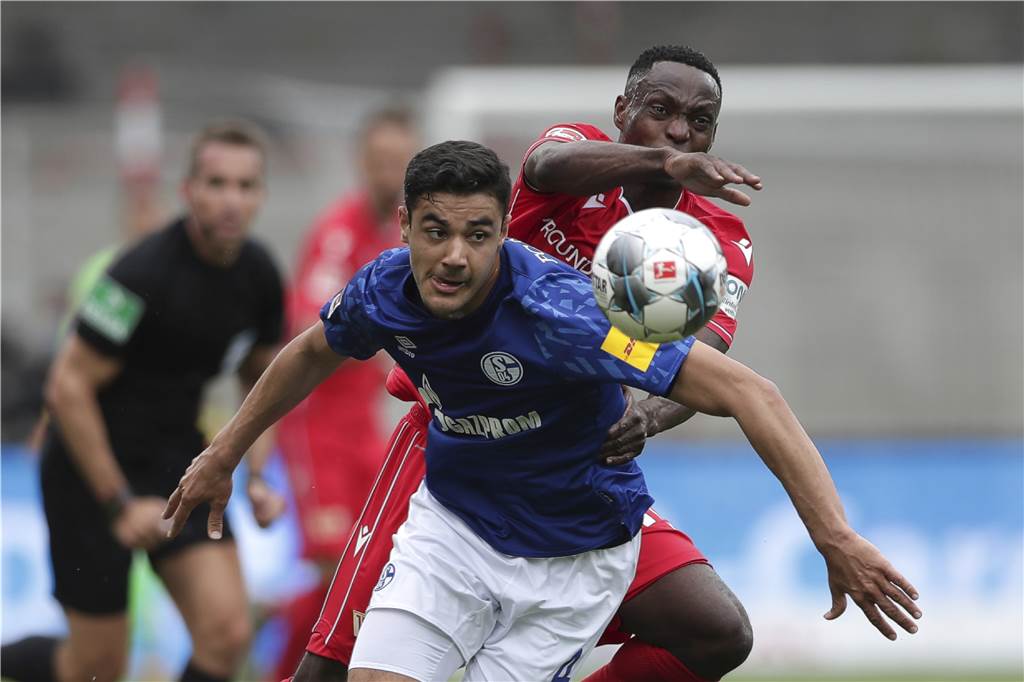 Jonjoe Kenny trifft, Alexander Nübel hält das Remis fest Sicherer Rückhalt: Ozan Kabak.